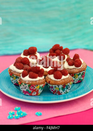 Schweden, Stockholm Bromma, Muffins mit Sahne und Himbeeren auf Teller Stockfoto