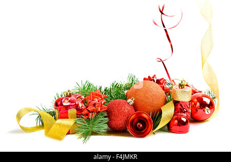 Weihnachten-Rand oder Rahmen Goldband, rote Glas Christbaumkugel und immergrünen Zweigen, weiße Textfreiraum Stockfoto