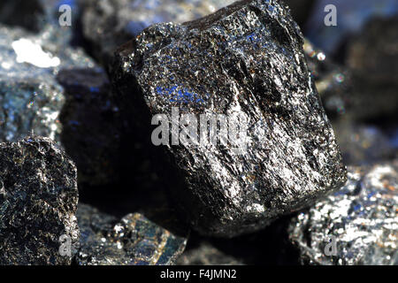 Schwarzer Turmalin ein Aquamarin Kristall vor schwarz Stockfoto