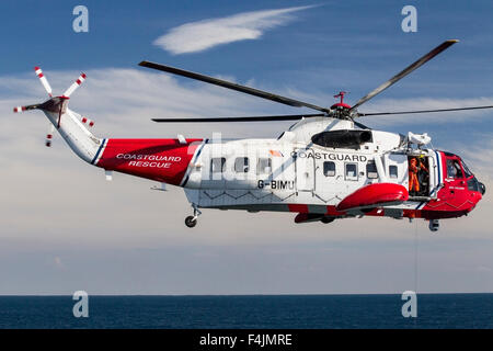 Ozean-Rettung Hhelicopter der Küstenwache, schwebt über der Nordsee in der Nähe von Dänemark Stockfoto