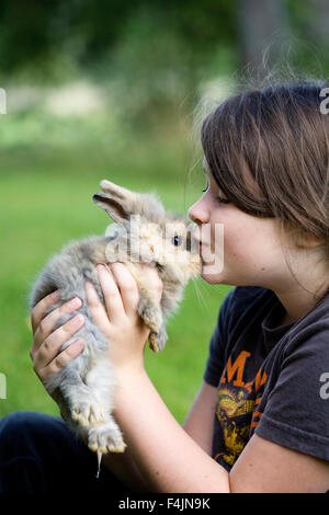 Schweden, Uppsala, Mädchen küssen Haustier Hase Stockfoto