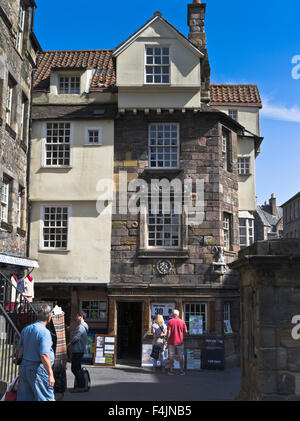 dh John Knox House Schottland DIE ROYAL MILE EDINBURGH Touristen lesen Plakate Fringe Veranstaltungsort Tourist Tour Straße historisch Stockfoto