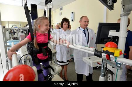 Der russische Präsident Vladimir Putin besucht die Notfall-Kinder Chirurgie und Traumatologie Forschungsinstitut 1. Juni 2015 in Moskau, Russland. Stockfoto