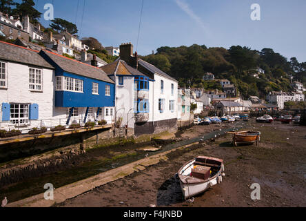 Blick über den Hafen von den kornischen Fischen Dorf von Polperro Cornwall England UK bei Ebbe Stockfoto