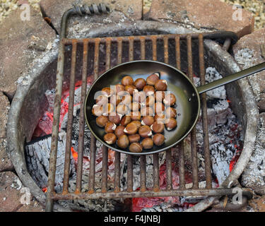 Kastanien am offenen Feuer braten Stockfoto