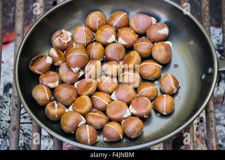 Kastanien am offenen Feuer braten Stockfoto