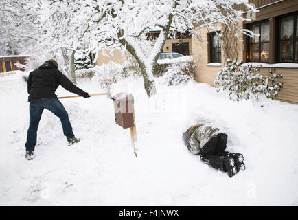 Vater warf Schnee auf Tochter (8-9) Stockfoto