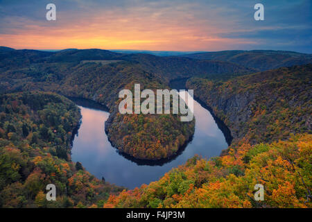 Herbst Flussbiegung. Wunderschöne Mäander der Moldau in der Tschechischen Republik im Herbst Sonnenuntergang.