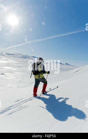 Cross Country Skifahrer in Winterlandschaft Stockfoto