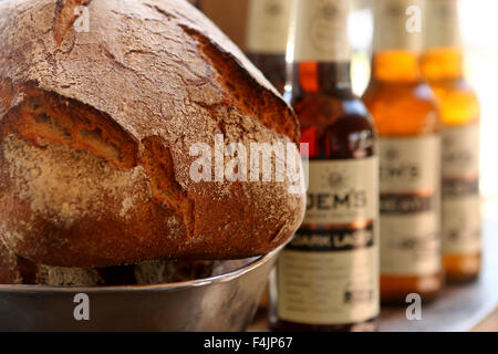 Brotlaib Bier mit Schwerpunkt Fläschchen Bier Stockfoto