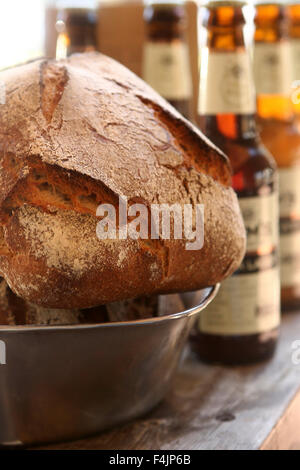 Brotlaib Bier mit Schwerpunkt Fläschchen Bier Stockfoto