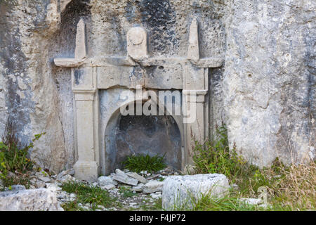 Steinskulptur von Timothy Shutter im Tout Quarry Skulpturenpark, Isle of Portland, Dorset UK im Oktober Stockfoto