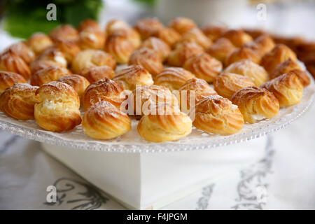 Windbeutel (Eclairs) auf einem Buffet-Tisch Stockfoto