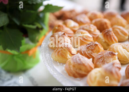 Windbeutel (Eclairs) auf einem Buffet-Tisch Stockfoto