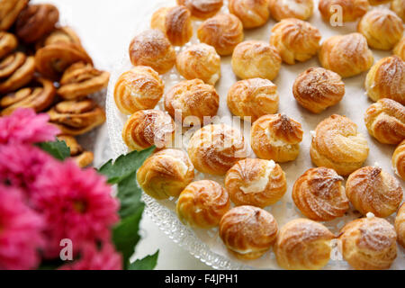 Windbeutel (Eclairs) auf einem Buffet-Tisch Stockfoto