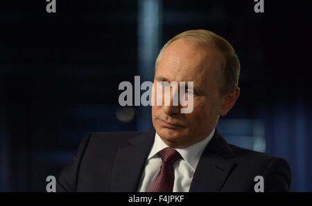 Der russische Präsident Vladimir Putin während einer während eines Fernsehinterviews mit Rossija 1 TV Anker Vladimir Solovyov 10. Oktober 2015 in Moskau, Russland. Stockfoto