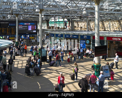 dh Waverley Station WAVERLEY EDINBURGH Railway Passagiere Geschäfte Waverley Station Edinburgh Concourse schottland geschäftiges Interieur Stockfoto