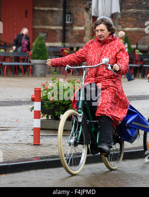 Fahrräder im Regen Nieuwmarkt Amsterdam Niederlande, Holland Niederländisch Stockfoto