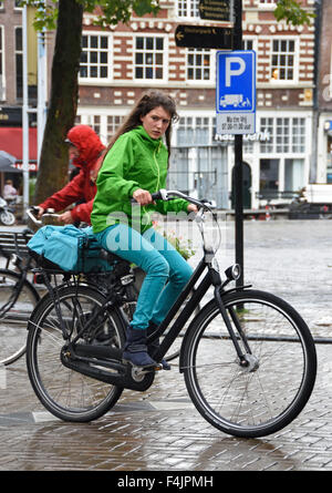 Fahrräder im Regen Nieuwmarkt Amsterdam Niederlande, Holland Niederländisch Stockfoto