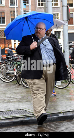 Fahrräder im Regen Nieuwmarkt Amsterdam Niederlande, Holland Niederländisch Stockfoto