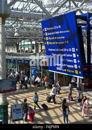 Dh Bahnhof Waverley Waverley Bahnhof Edinburgh Waverley Edinburgh concourse Plattform Informationen anmelden shops Zug Stockfoto