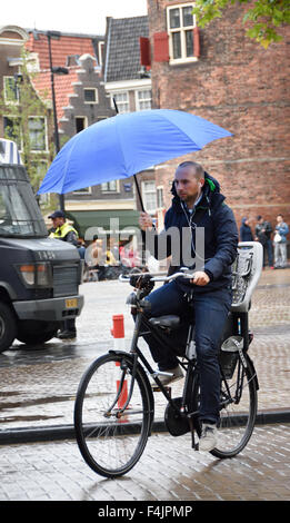 Fahrräder im Regen Nieuwmarkt Amsterdam Niederlande, Holland Niederländisch Stockfoto