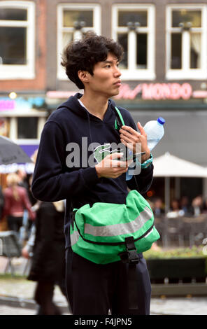 Fahrräder im Regen Nieuwmarkt Amsterdam Niederlande, Holland Niederländisch Stockfoto