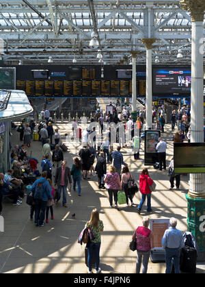 dh Waverley Station WAVERLEY EDINBURGH Railway Passagiere Concourse Zug Menschen beschäftigt schottland Pendler im Inneren Stockfoto