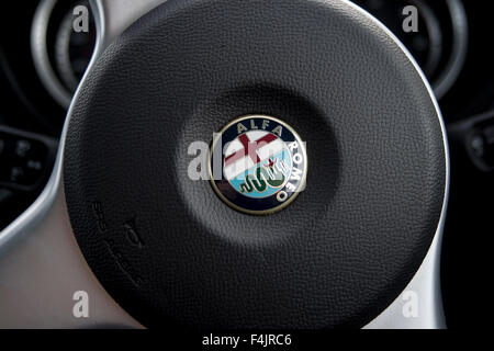 Alfa Romeo Emblem auf dem Lenkrad ein Brera Stockfoto