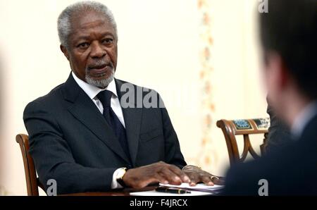 Ehemaliger Generalsekretär der Vereinten Nationen Kofi Annan während eines Treffens mit der russische Präsident Vladimir Putin in der Residenz Nowo-Ogarjowo 29. April 2015 in Moskau, Russland. Das Treffen war mit der ältesten, eine Gruppe von ehemaligen Beamten über das Weltgeschehen. Stockfoto