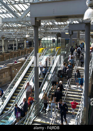 dh Waverley Station WAVERLEY EDINBURGH Railway Passagiere Massen Waverley Station Menschen Stockfoto