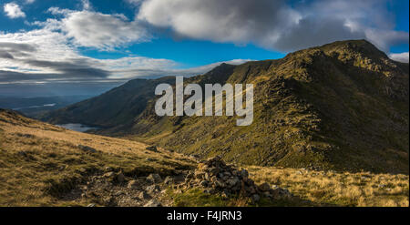 Mit Blick auf Hebel Wasser und Coniston Water auf der Old Man of Coniston aus Gefängnis Band Stockfoto