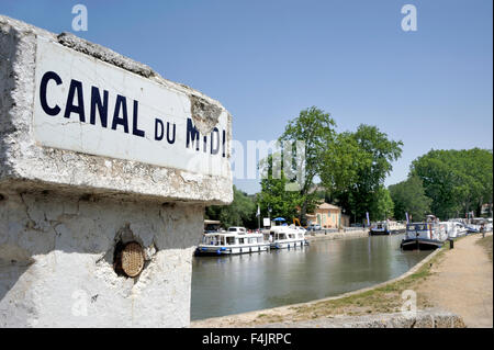 Süd-Frankreich, Canal du Midi im Dorf Capestang. Konzentriert auf das Schild mit dem Namen des Kanals. Stockfoto