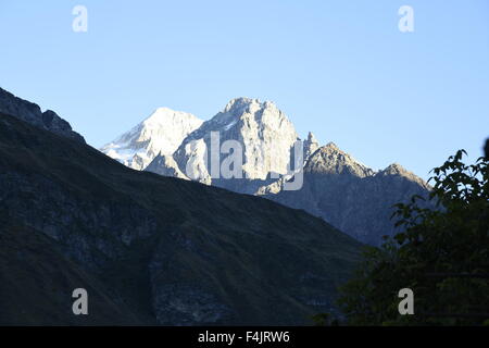 malerische Indien große Kedarnath Berggipfel mit schweren Schnee bedeckt und klarer blauen Himmel nahe Badrinath, Uttrakhand, Indien, Asien Stockfoto