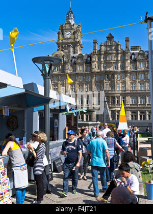 dh Waverley Mall Roof plaza PRINCES STREET EDINBURGH Tourist Fast Food Court Stände Kunden Touristen Kunden zum Mitnehmen außerhalb Menschen schottland Stockfoto