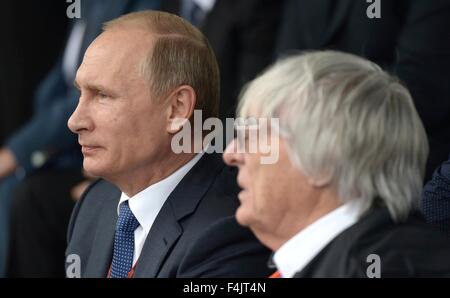 Der russische Präsident Vladimir Putin sitzt mit Promoter Bernie Ecclestone in der Formel 1 russische Grand Prix 2015 11. Oktober 2015 in Sotschi, Russland. Stockfoto