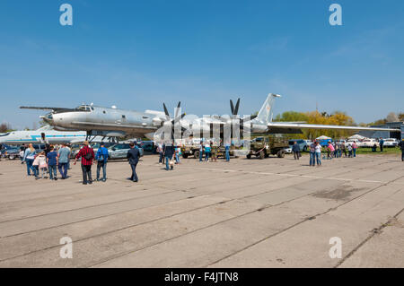 Strategische Bomber Tu-95 Bear ist in das staatliche Museum für Luftfahrt Stockfoto