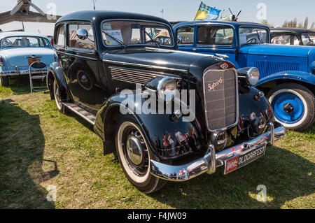 Kiew, Ukraine - 26. April 2015: Das Festival "Alte Auto Fest 2015", zeigte eine elegantes Schwarz 1937 Opel Super 6 Vintage-Modell bei Apr Stockfoto