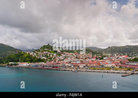 St. Georg ist vom Schiff gesehen. Von den Franzosen im Jahre 1650 erbaute ist St.-Georgs die Hauptstadt von Grenada. Stockfoto