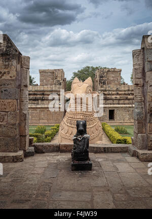 Riesigen Nandi-Stier am Eingang des alten Shiva-Tempel hinduistischen Tempel in Tamil Nadu, Indien Stockfoto