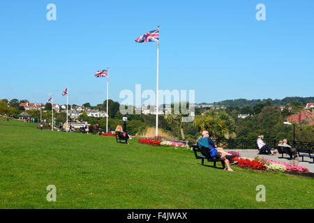 Menschen genießen die Sonne auf Babbacombe Downs an einem heißen Sonnentag im September in Torquay, Devon, England Stockfoto