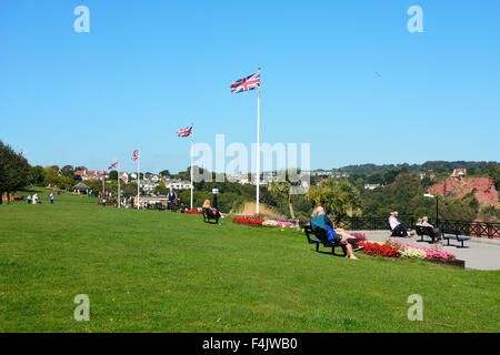 Menschen genießen die Sonne auf Babbacombe Downs an einem heißen Sonnentag im September in Torquay, Devon, England Stockfoto