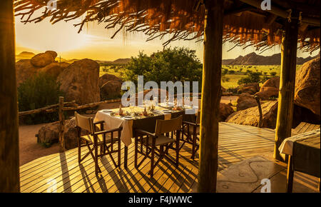 Tisch decken für das Abendessen im Twyfelfontein Country Lodge, Namibia, Afrika Stockfoto