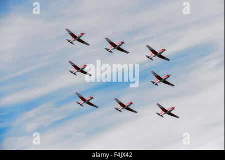 Militärische Flugzeuge fliegen in formation Stockfoto