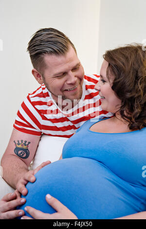 Mann Bauch berühren schwanger Womans, Lächeln Stockfoto