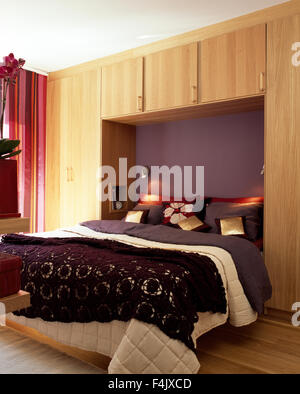 Schlafzimmer mit großem Bett Stockfoto