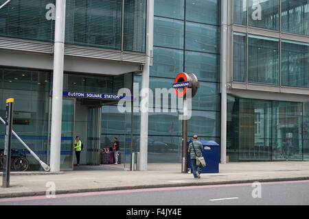 Euston Square u-Bahnstation neben dem Wellcome Trust Gebäude, London, England Stockfoto