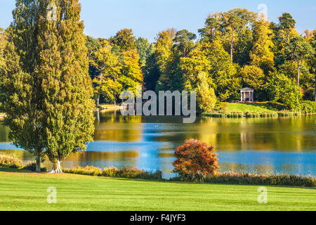 Herbstliche Aussicht auf den See und die dorischen Tempel auf dem Bowood Anwesen in Wiltshire. Stockfoto