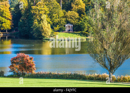 Herbstliche Aussicht auf den See und die dorischen Tempel auf dem Bowood Anwesen in Wiltshire. Stockfoto