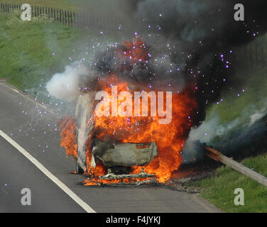 Feuerwehrleute aus einem van Feuer auf der Autobahn Stockfoto